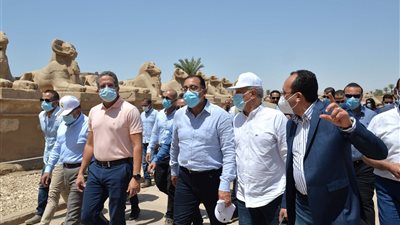 مدبولى ينقلُ للقائمين على ترميم معبد الكرنك تحيات الرئيس وتقديره