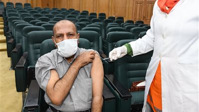 بدء حملة تلقي العاملين بالديوان العام لمحافظة قنا اللقاح المضاد لفيروس كورونا