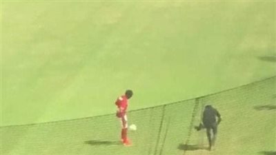 مفاجأة.. بيرسي تاو يظهر بقميص الأهلى فى ملعب التتش.. فيديو