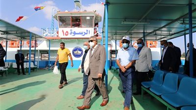 الفريق أسامة ربيع يفتتح المركز الطبي ويتفقد المعديات والمزارع السمكية