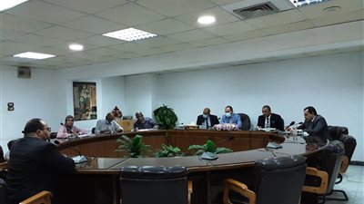 محافظ أسيوط يلتقي اللجنة المشكلة برئاسة السكرتير العام لاختيار مهندسين للعمل في وحدات البنية المعلوماتية