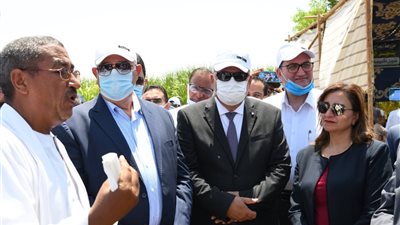 وزير الزراعة ومحافظ قنا يتفقدان حقول زراعية بنظام الرى الحديث بنجع حمادي
