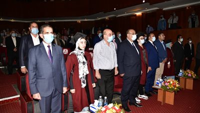 محافظ الغربية ينحني لأوائل الثانوية العامة في حفل تكريمهم-صور