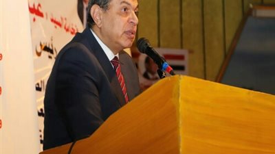 سعفان يسلم 2247 وثيقة تأمين للعمالة غير المنتظمة .. وعقود عمل لذوي الهمم والعزيمة