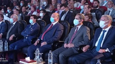 محافظ الغربية يشارك طلائع الغربية فوزهم بمركز متقدم في مسابقة بالعربي talent