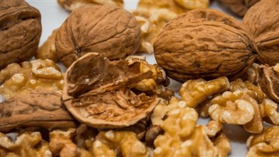 من أجل قلب سليم ... تناولوا الجوز يوميا