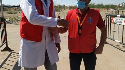 فرق التطعيم المنزلي تواصل تطعيم المواطنين بلقاح فيروس كورونا