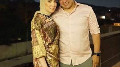 المنتج محمود الشيخ يحتفل مع زوجته بعيد زواجهما الثالث.. صور