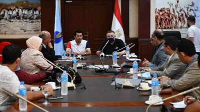 وزير الرياضة ومحافظ البحر الأحمر يناقشان إنشاء استاد للغردقة