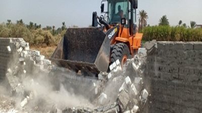 ازالة ٣ حالات تعدى بالبناء على اراض زراعية بإسنا جنوب الأقصر