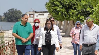 محافظ دمياط تبحث على الطبيعة مخطط تطوير ٤ مدن