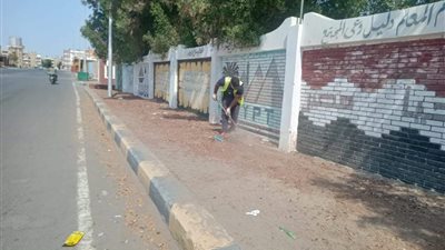 تكثيف أعمال النظافة بشارع ٦ أكتوبر وميدان النساجون بالقصير