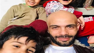 الفنان شريف ادريس يطلب الدعاء من الجمهور لاشتباه كورونا