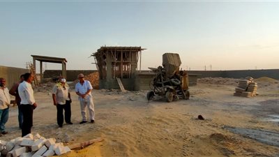 رئيس شركة مياة مطروح يتابع سير الأعمال بمشروعات مياة الشرب بمبادرة حياة كريمة غرب مطروح