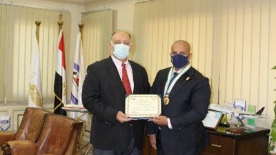 تقديرا لإنجازه في أولمبياد طوكيو..رئيس القابضة للمطارات يكرم مدرب أحمال منتخب مصر للتايكوندو