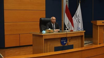 وزير النقل يلتقى العاملين بميناء دمياط