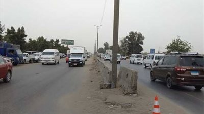 عودة الحركة للطريق الزراعي بعد رفع أثار حادث تصادم بمدخل بنها