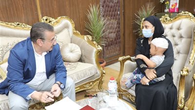 صرف مساعدة مالية لسيده بالمنوفية والمحافظ يوجه بتوفير الرعاية الطبية اللازمة لطفلها الكفيف