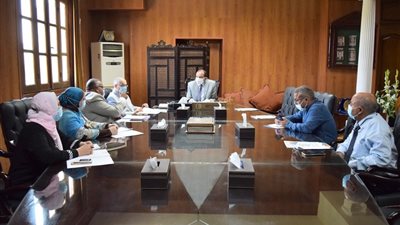 رئيس جامعة بنى سويف يرأس اجتماعي 