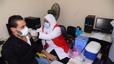 تطعيم العاملين بديوان عام مطروح
