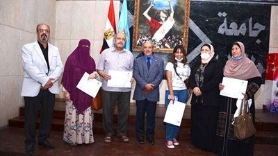 نجاح مبادرة الصلح التى أطلقها رئيس الجامعة بين طالبة الفستان والمراقبين بجامعة طنطا - صور