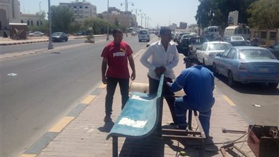 تجهيز مقاعد ومظلات أمام مستشفي سفاجا المركزي لراحة المرضى والمرافقين