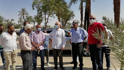 محافظ الأقصر يتفقد أعمال التطوير بطريقى المطار والكباش..صور
