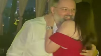 تورته فاكهة.. محمد محمود عبد العزيز يحتفل بعيد ميلاد خطيبته سارة.. فيديو