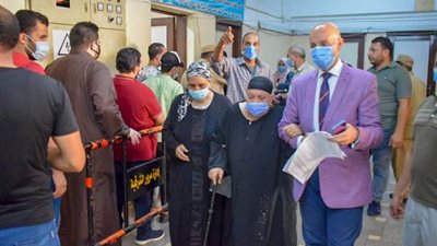 وكيل صحة الشرقية يتابع ويشارك في تطعيم المواطنين بلقاح كورونا بديوان المديرية