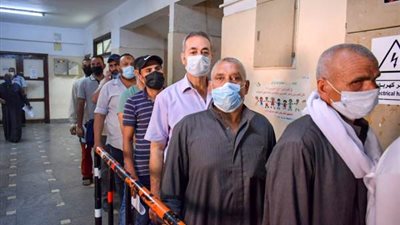 وكيل الصحة بالشرقية يؤكد على التباعد وارتداء الكمامات فى مراكز التطعيم بلقاح