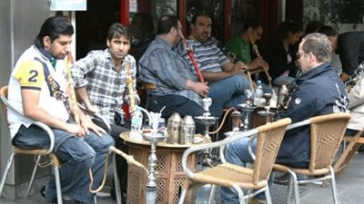 ما حكم الشرع فى الجلوس على المقاهى؟...الافتاء تجيب