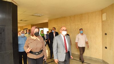 رئيس جامعة أسيوط فى جولة تفقدية بأرجاء المبنى الإدارى لإعادة تخصيص عدد من قاعات ووحدات المبنى