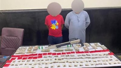 ضبط عنصرين اجراميين شديدى الخطورة وبحوزتهما كمية كبيرة من المواد والأقراص المخدرة والأسلحة النارية