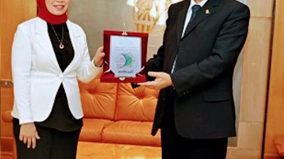 رئيس جامعة الفيوم .. يكرم 