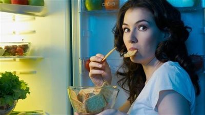 بالفيديو.. خبيرة تغذية تحذر من تناول الطعام ليلاً لهذا السبب
