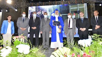 محافظ الغربية يشارك في احتفال مدارس السلام بطنطا لتخرج دفعة ٢٠٢١ -صور