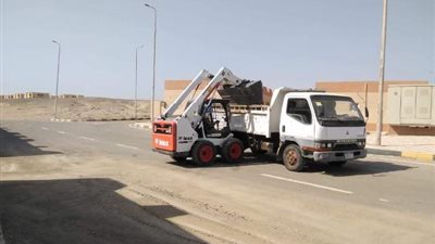 إستمرار رفع المخلفات والصيانة الدورية لاعمدة الإنارة بشوارع القصير