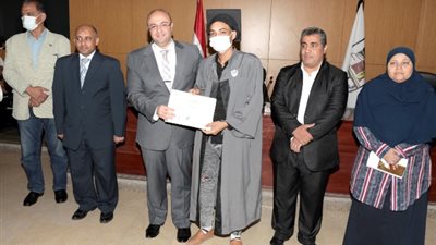 محافظ بني سويف يُكرًم أوائل الشهداء من ذوي الهمم