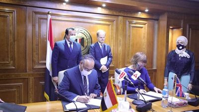 عبدالغفار يشهد توقيع تعاون بين «البحث العلمي» و«الثقافي البريطاني»