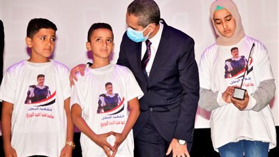 محافظ الغربية يكرم أسر شهداء الجيش والشرطة ضمن احتفالات أكتوبر والعيد القومي -صور