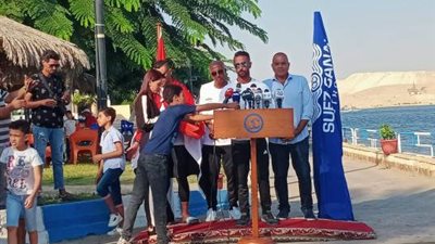 بسبب تيارات المياه ..سيد باروكي يقطع نصف مسافة سباحته في قناة السويس بالإسماعيلية..فيديو وصور