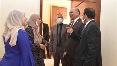 رئيس جامعة الأقصر يتفقد أعمال الكشف الطبي والتطعيم بلقاح كورونا لطلاب السياحة والفنادق