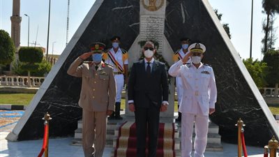 محافظ الفيوم يضع إكليل من الزهور على النصب التذكاري