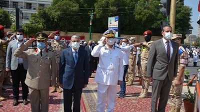 محافظ المنيا يضع اكاليل الزهور على النصب التذكارى للشهداء