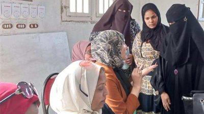 فتح فصول جديدة لتعليم الكبار بالكيلو ١٧ في الإسماعيلية ..صور