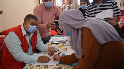 مدير الصحة يتابع تطعيم المواطنين بلقاح كورونا بدار مناسبات حوض الطرفة بالزقازيق