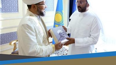 الأمين العام لمجلس حكماء المسلمين يلتقي مفتي كازاخستان ويهديه كتاب 