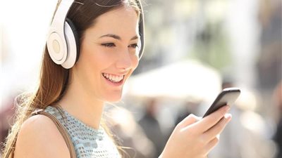 ما الخطر الذي تسببه سماعات الأذن التي يستخدمها الجميع؟