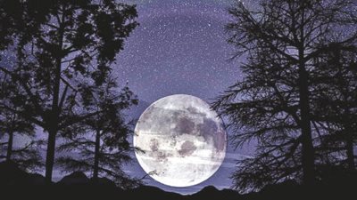 سحابة ضخمة واقتران الزهرة مع القمر في سماء منطقة سعودية