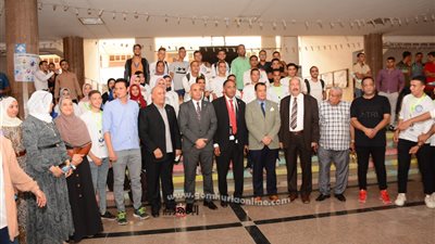 رئيس جامعة أسيوط يشارك طلاب كلية التربية الرياضية في وجبة إفطار جماعي فى صباح أول أيام العام الدراسي الجديد